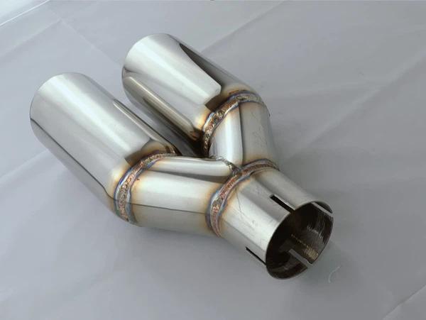 Dual exhaust tailpipes Dual exhaust tailpipes
